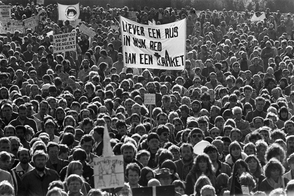 Demonstranten in het Zuiderpark met spandoek Liever een Rus in mijn bed dan een, Bestanddeelnr 932-7491