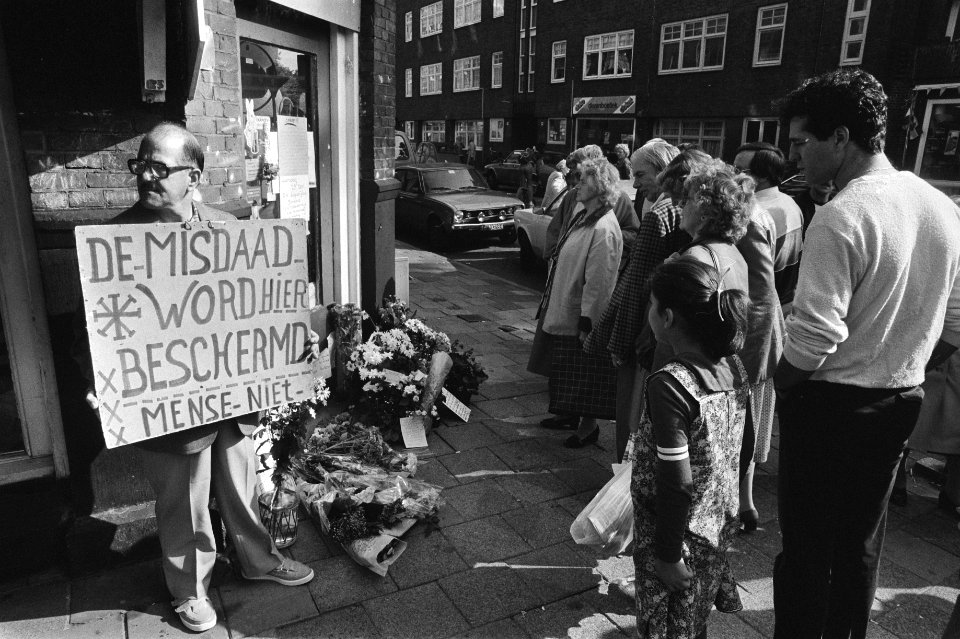 Demonstrant met een bord De misdaad word hier beschermd, mense nietsic, naas, Bestanddeelnr 932-7125