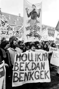 Demonstranten met spandoeken, Bestanddeelnr 932-4954
