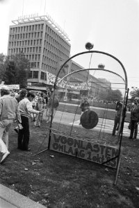 Demonstranten met spandoeken, Bestanddeelnr 932-7182