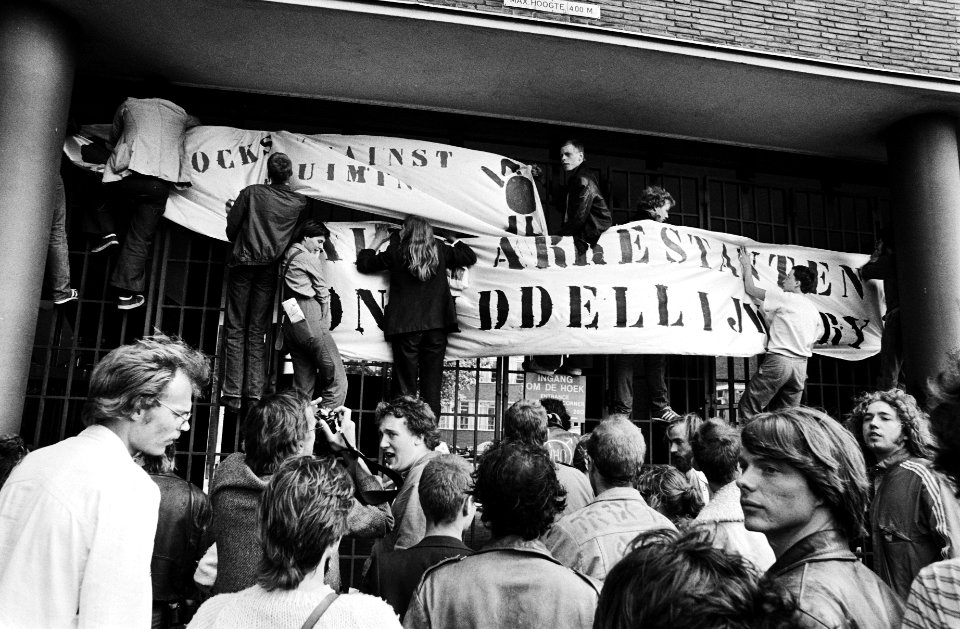 Demonstranten klimmen in hek van het bureau van politie, Bestanddeelnr 930-9749