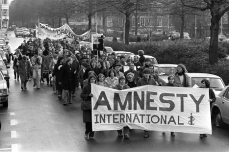 Demonstranten in Den Haag lopen langs diverse ambassades, Bestanddeelnr 931-8536