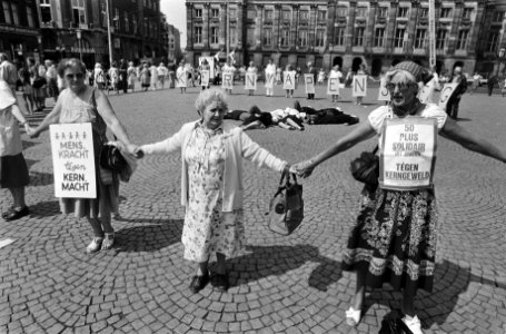 Demonstranten met spandoeken vormen een kring rond slachtoffers van kernwapens, Bestanddeelnr 932-6406 photo