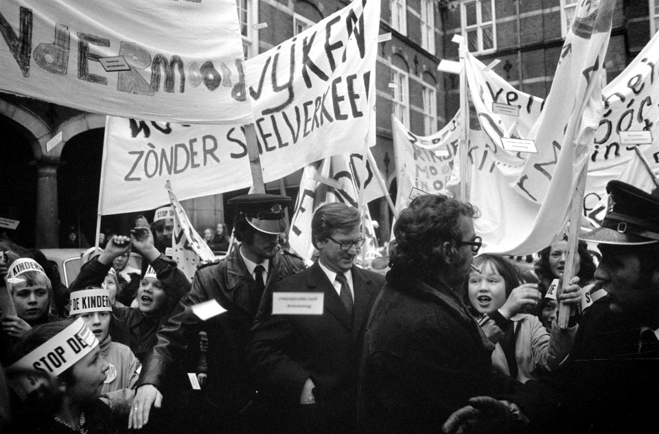 Demonstranten met spandoeken, Bestanddeelnr 926-9886
