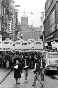 Demonstratie door ongeveer 1300 medewerkers onderweg met op de achtergrond het p, Bestanddeelnr 931-2885
