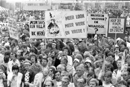 Demonstranten met spandoeken Meer loon, meer werk en vrede en Inleveren waar, Bestanddeelnr 932-6176