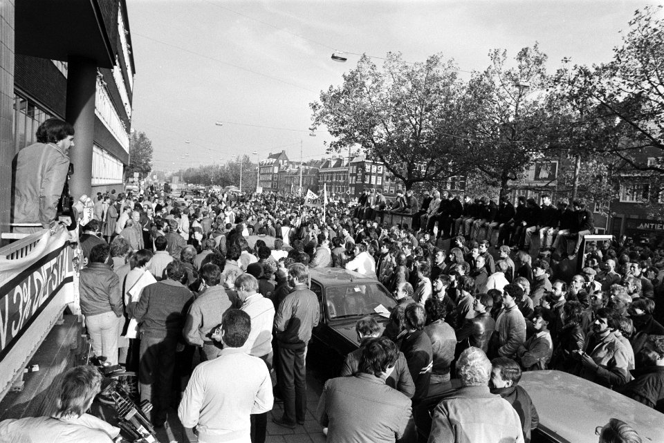 Demonstranten bij het hoofdbureau, Bestanddeelnr 932-7674