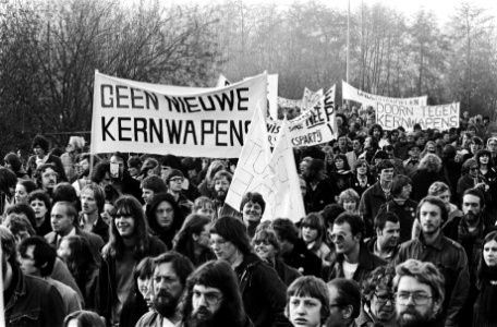 Demonstranten onderweg met spandoeken, daarop o.a. Geen nieuwe kernwapens en , Bestanddeelnr 930-5564