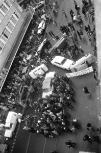 Demonstranten met spandoeken met autowrakken is de straat geblokkeerd, Bestanddeelnr 926-9342