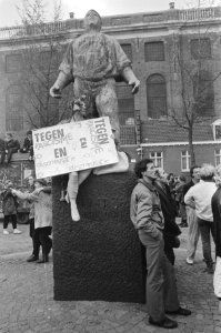 Demonstranten bij het standbeeld De Dokwerker in Amsterdam, Bestanddeelnr 933-6291