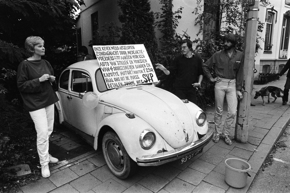 Demonstranten bij een Volkswagen met daarop verzoek om geld in te zamelen, Bestanddeelnr 931-7048