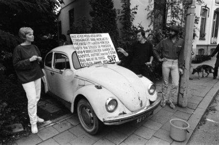 Demonstranten bij een Volkswagen met daarop verzoek om geld in te zamelen, Bestanddeelnr 931-7048