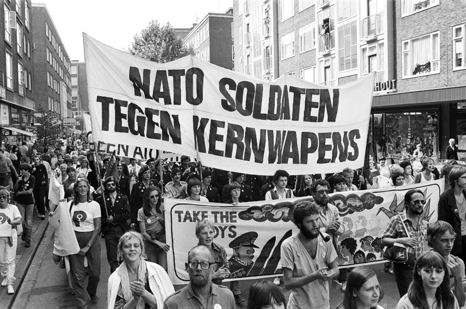 Demonstratie in Rotterdam onder motto Stem voor de medemens, kies tegen kernwap, Bestanddeelnr 932-3087