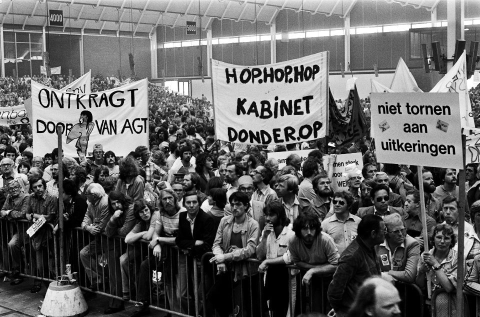 Demonstranten na afloop met spandoeken, o.a. Hop, hop, hop, kabinet donder op , Bestanddeelnr 930-3199