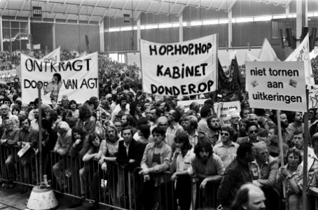Demonstranten na afloop met spandoeken, o.a. Hop, hop, hop, kabinet donder op , Bestanddeelnr 930-3199
