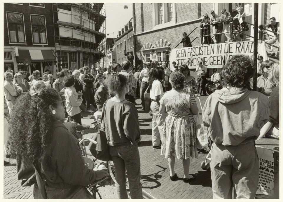 Demonstranten bezetten het stadhuis uit protest tegen de installatie van het CD-raadslid Van Elshout. NL-HlmNHA 54031492