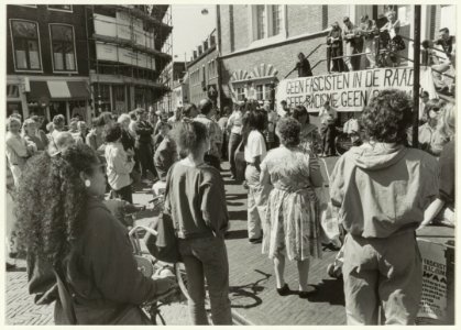 Demonstranten bezetten het stadhuis uit protest tegen de installatie van het CD-raadslid Van Elshout. NL-HlmNHA 54031492