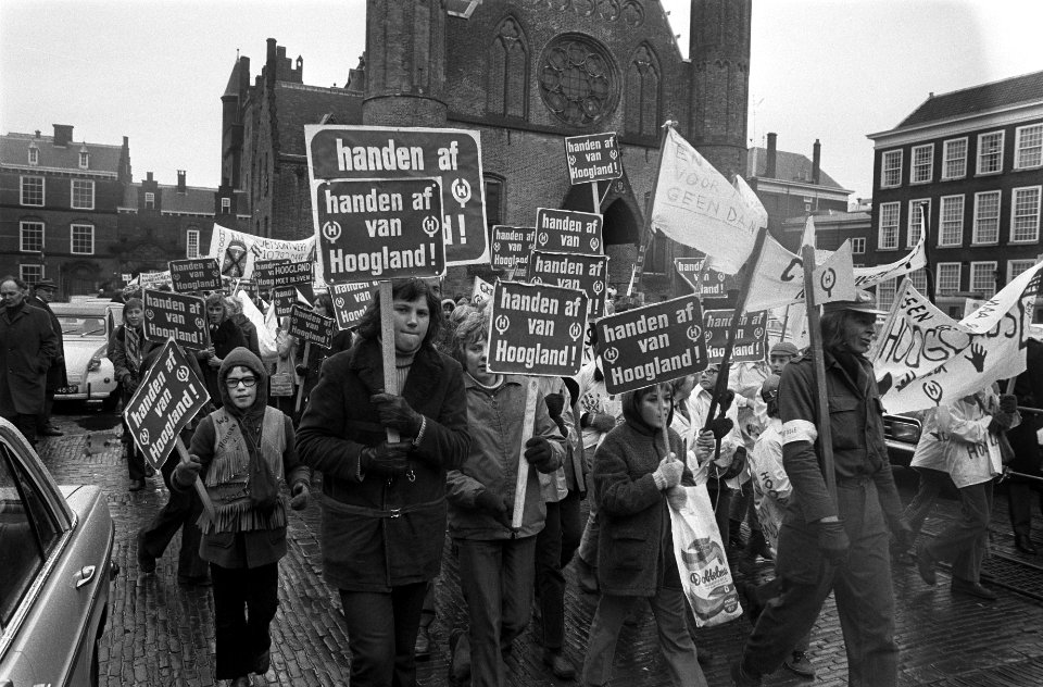 Demonstratie inwoners van Hoogland in Den Haag , Hooglanders met spandoeken op h, Bestanddeelnr 926-2201