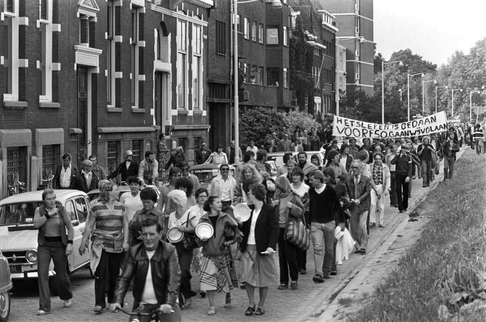 Demonstranten onderweg met spandoeken, oa Het slepen is gedaan - voor F 50,- , Bestanddeelnr 930-4248