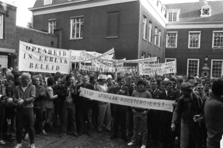 Demonstranten bij het stadhuis, Bestanddeelnr 932-3369