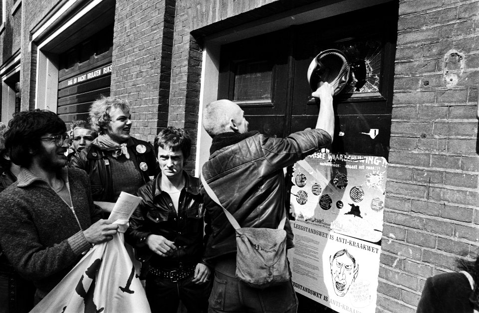 Demonstranten bij Paleis van Justitie slaan ruitje in, Bestanddeelnr 930-9751