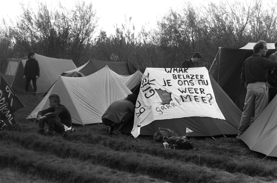 Demonstranten bij de tuin van minister Van Aardenne in Dordrecht het tentenkamp, Bestanddeelnr 933-4476