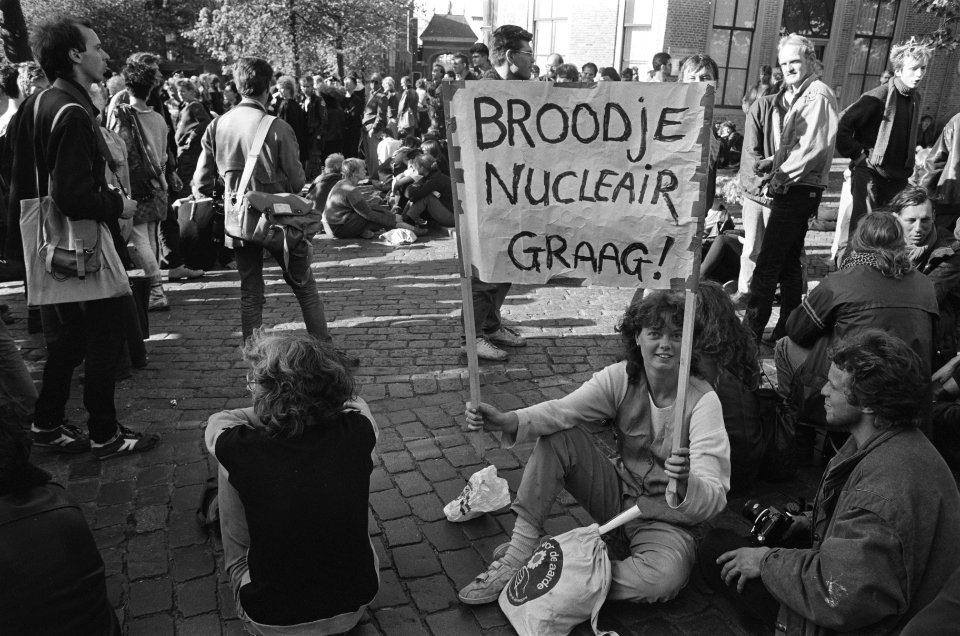 Demonstranten bij de tuin van minister Van Aardenne in Dordrecht, Bestanddeelnr 933-4475