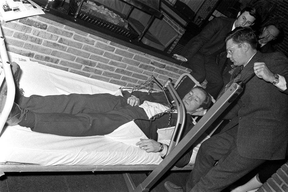 Demonstratie invalidehulpmiddel, patiënt wordt uit bed getild, Bestanddeelnr 925-4198