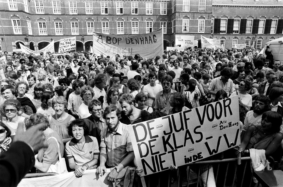 Demonstranten met spandoeken, o.a. De juf voor de klas - niet in de WW, Bestanddeelnr 930-3257