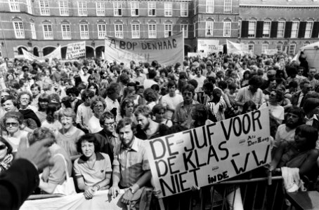 Demonstranten met spandoeken, o.a. De juf voor de klas - niet in de WW, Bestanddeelnr 930-3257
