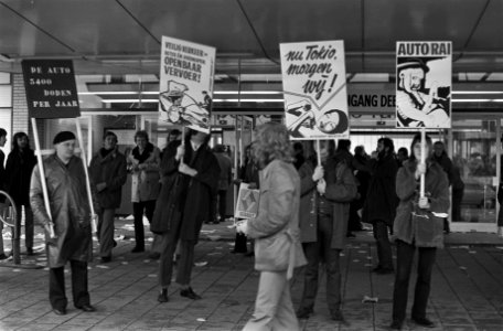 Demonstranten bij autotentoonstelling in RAI, Bestanddeelnr 926-2291