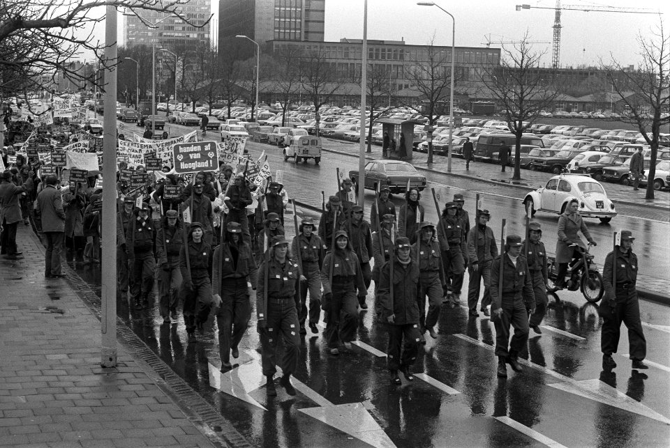 Demonstratie inwoners van Hoogland in Den Haag , Hooglanders met spandoeken op h, Bestanddeelnr 926-2202