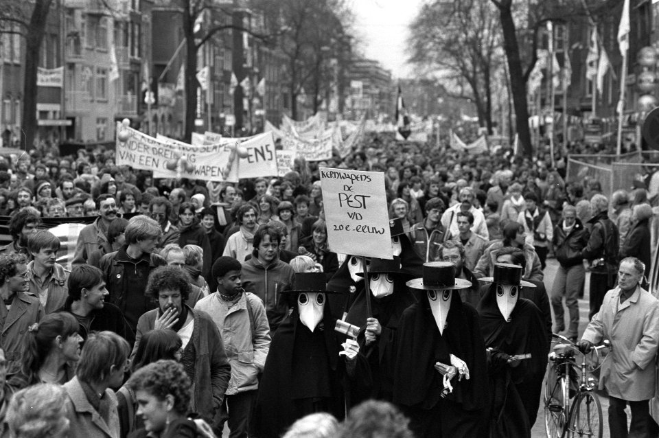 Demonstranten op de Rozengracht met een spandoek Pestlijders, Bestanddeelnr 931-8157