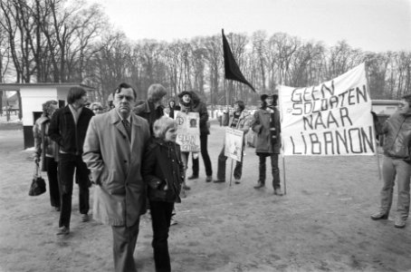 Demonstranten bij de samenkomst een spandoek draagt de tekst Geen soldaten naa, Bestanddeelnr 930-1393
