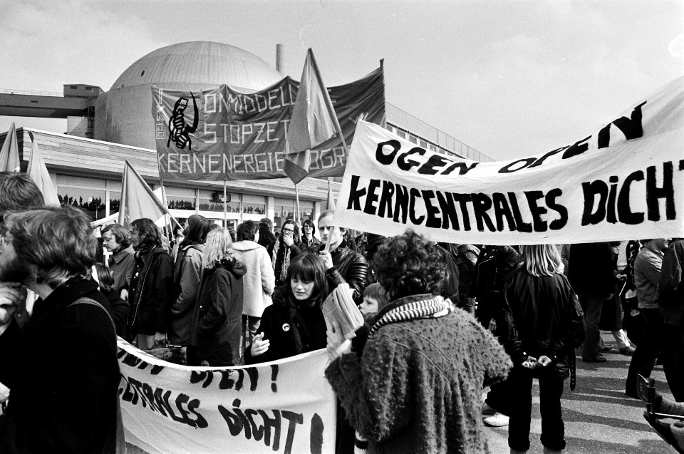 Demonstranten bij de kerncentrale op de spandoeken staat oa Ogen open Kern, Bestanddeelnr 930-2065