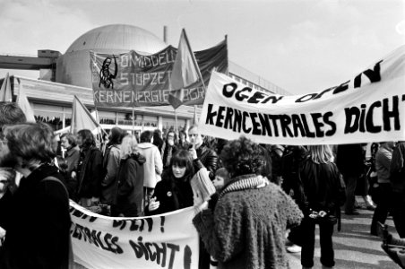 Demonstranten bij de kerncentrale op de spandoeken staat oa Ogen open Kern, Bestanddeelnr 930-2065