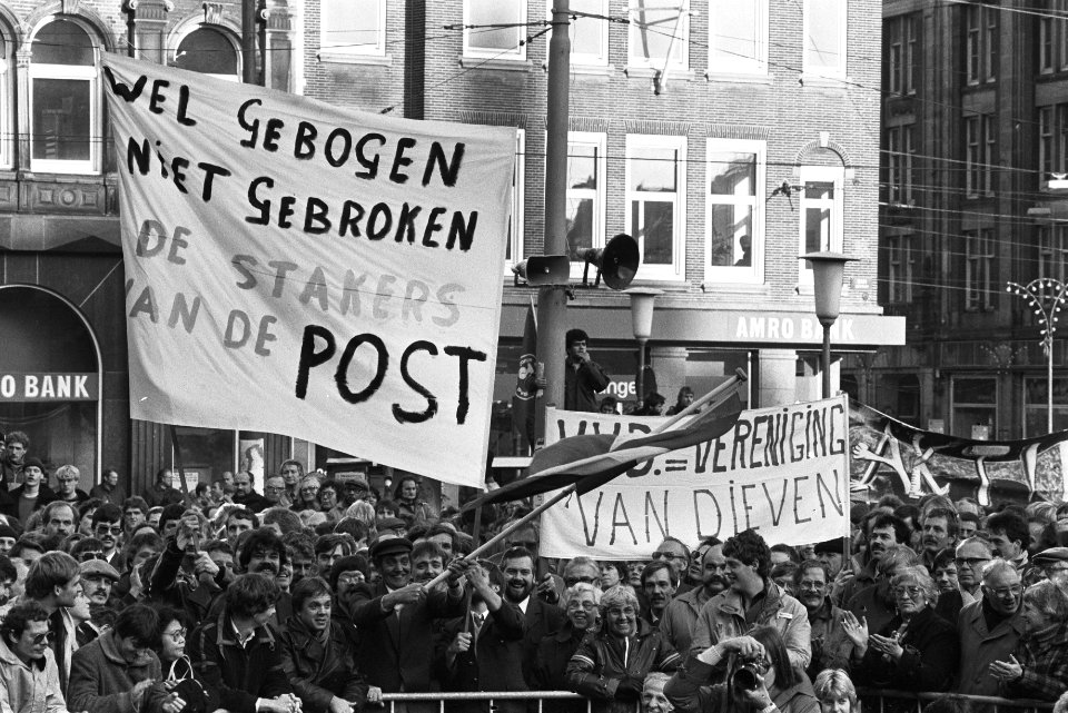 Demonstranten met spandoeken tegen kortingen op de salarissen en uitkeringen, Bestanddeelnr 932-7911