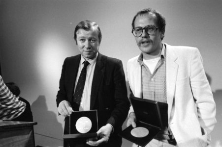 Demissionair minister Marcel van Dam (PvdA, links) met Nipkowschijf en Karel van, Bestanddeelnr 931-7740