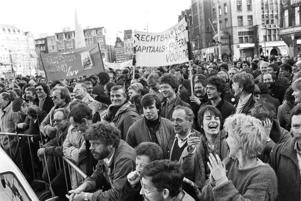 Demonstranten met spandoeken tegen kortingen op de salarissen en uitkeringen, Bestanddeelnr 932-7912