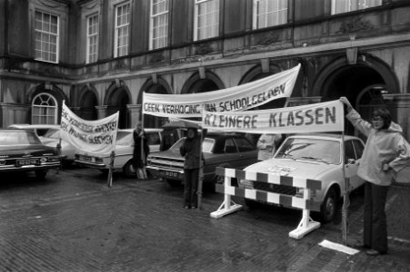 Demonstranten met spandoeken tegen de invoering van schoolgeld en andere punten , Bestanddeelnr 925-6846