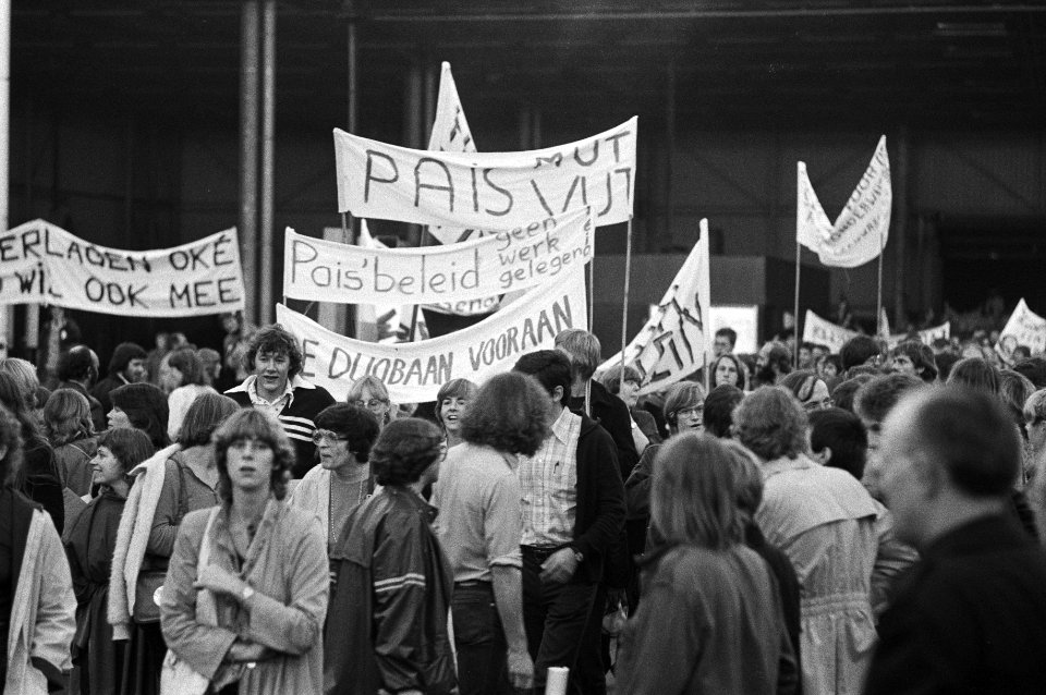 Demonstranten met spandoeken, o.a. De duobaan vooraan, Bestanddeelnr 930-4903
