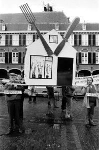 Demonstranten met eigen huis, Bestanddeelnr 932-4443
