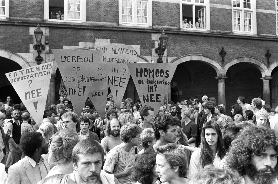 Demonstranten met spandoeken, Bestanddeelnr 932-3290