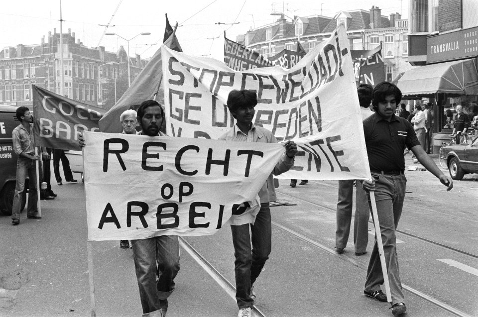 Demonstranten met spandoeken, Bestanddeelnr 932-3310