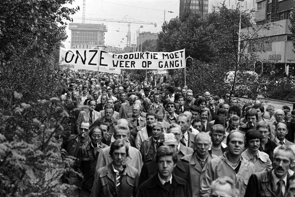 Demonstranten onderweg met spandoeken Onze produktie moet weer op gang, Bestanddeelnr 930-4621