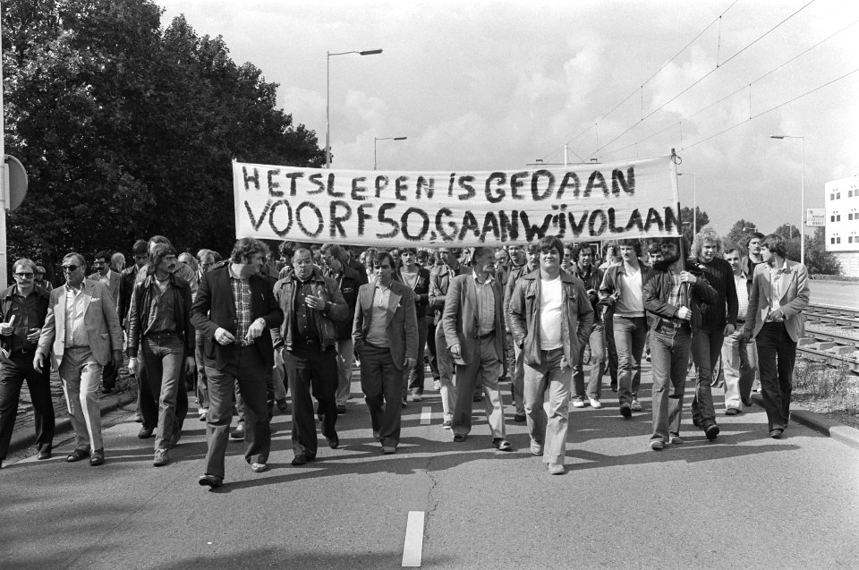 Demonstranten onderweg met spandoeken, oa Het slepen is gedaan - voor F 50,- , Bestanddeelnr 930-4249