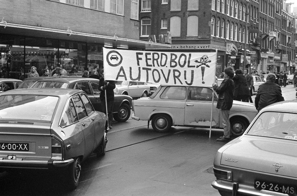 Demonstranten met spandoeken met autowrakken is de straat geblokkeerd, Bestanddeelnr 926-9343