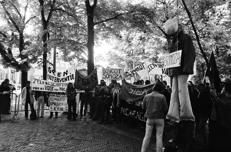 Demonstranten met spandoeken, o.a.Geen interventie, Boycot Somoza, Zelfbesc, Bestanddeelnr 930-3170