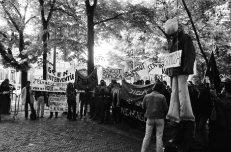 Demonstranten met spandoeken, o.a.Geen interventie, Boycot Somoza, Zelfbesc, Bestanddeelnr 930-3170