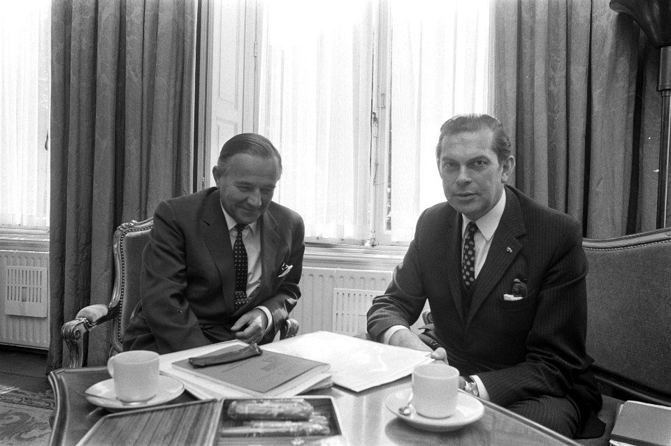 Demissionair minister-president De Jong (l) en formateur Biesheuvel, Bestanddeelnr 924-6737